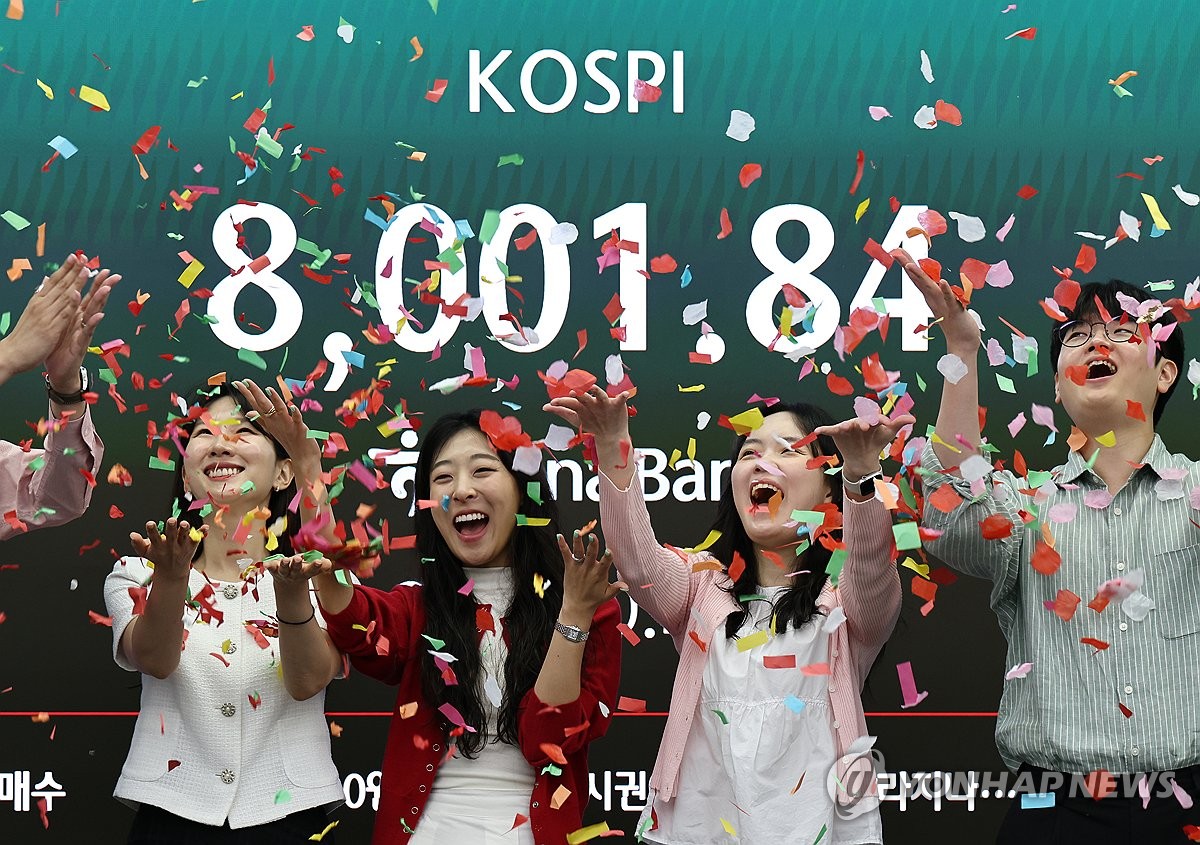 (2nd LD) KOSPI crashes over 6 pct on foreign sell-offs after achieving 8,000-point milestone