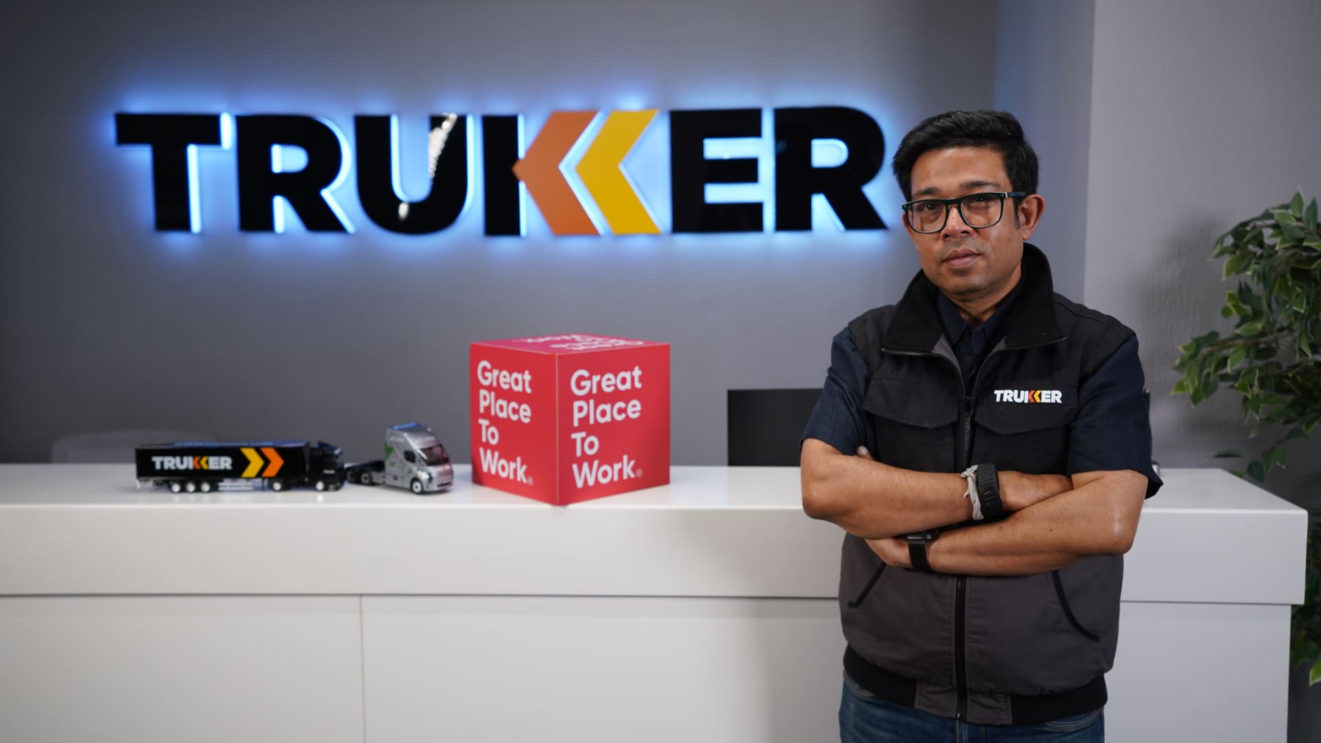 A dinner-table argument inspired him to build the ‘Uber of trucks’ — now 75,000 trucks run on his platform
