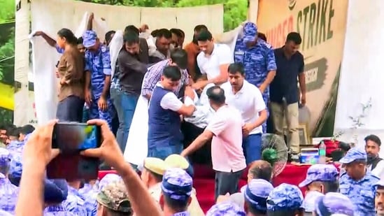 White sheets, plainclothes cops: How Delhi Police ‘removed’ Sonam Wangchuk amid sea of protesters