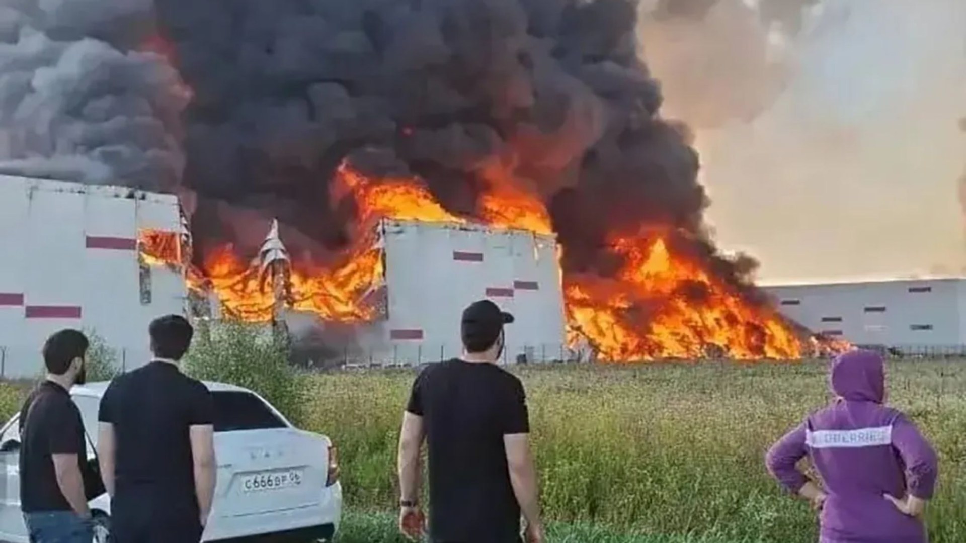 Ukraine launches huge fireball blitz on Russia’s ‘Amazon’ warehouses & oil depots as over 370 drones launched at Moscow