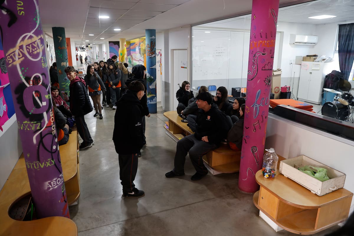 Un grupo de colegios prohibió los celulares, luego midió el tiempo en pantalla de los alumnos y encontró resultados alarmantes