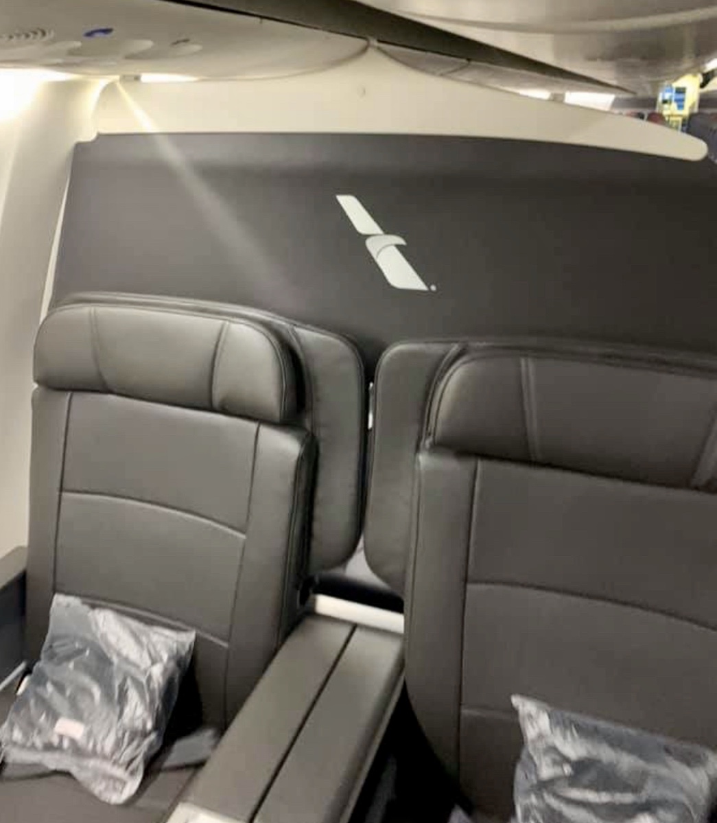 American Airlines Karen Demands Window Seat For Her Kid—Crew Gives Business Class To The Passenger She Harassed