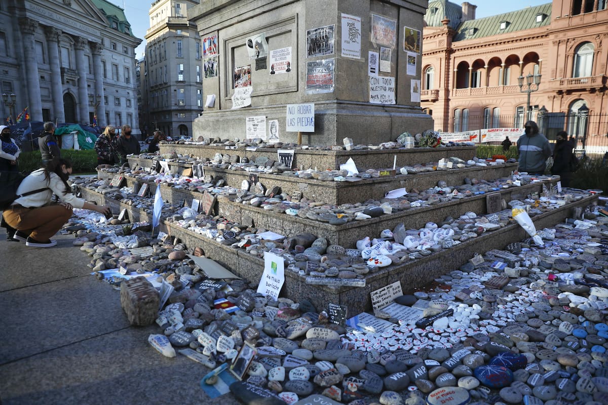 El Gobierno retiró temporalmente de Plaza de Mayo las piedras que rinden homenaje a las víctimas del Covid-19