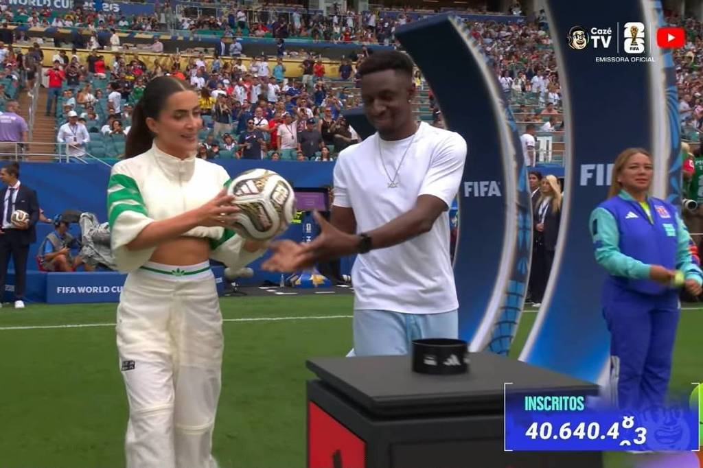 Jade Picon entrega bola da disputa entre Fran�a e Inglaterra na Copa do Mundo: 'Honra enorme'