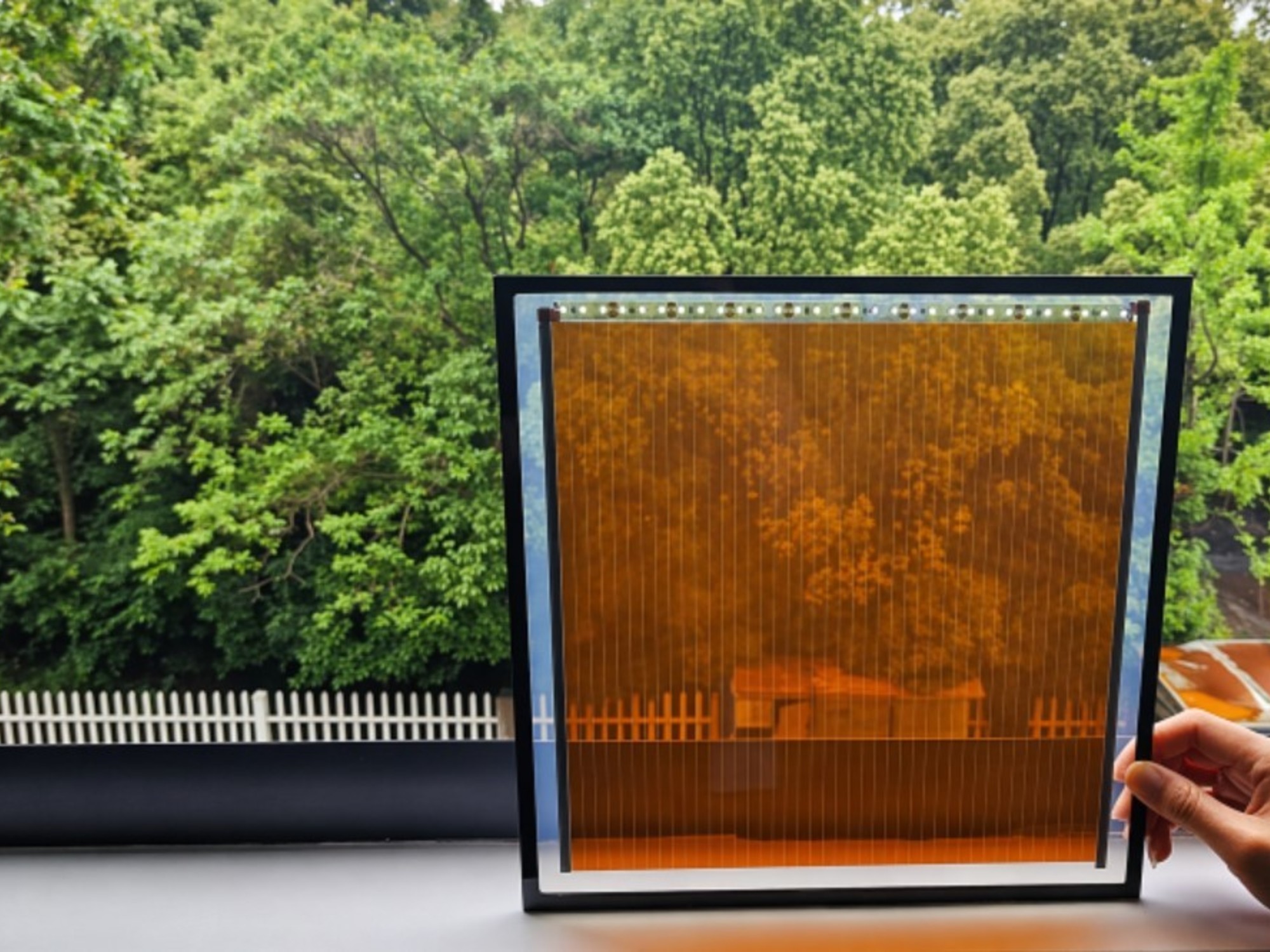 Ventanas solares que generan electricidad con luz artificial: el avance que podría transformar los edificios