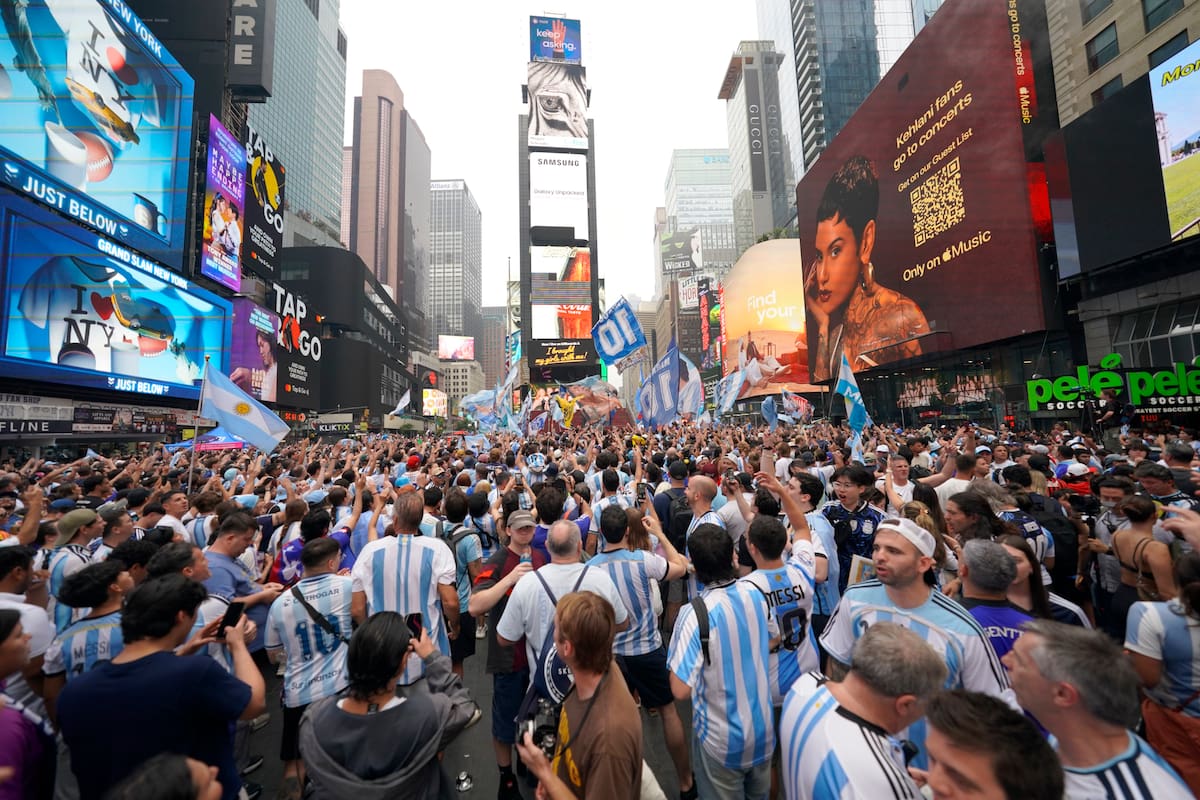 Histórico banderazo en Times Square: los argentinos armaron una fiesta que desbordó las calles de Nueva York
