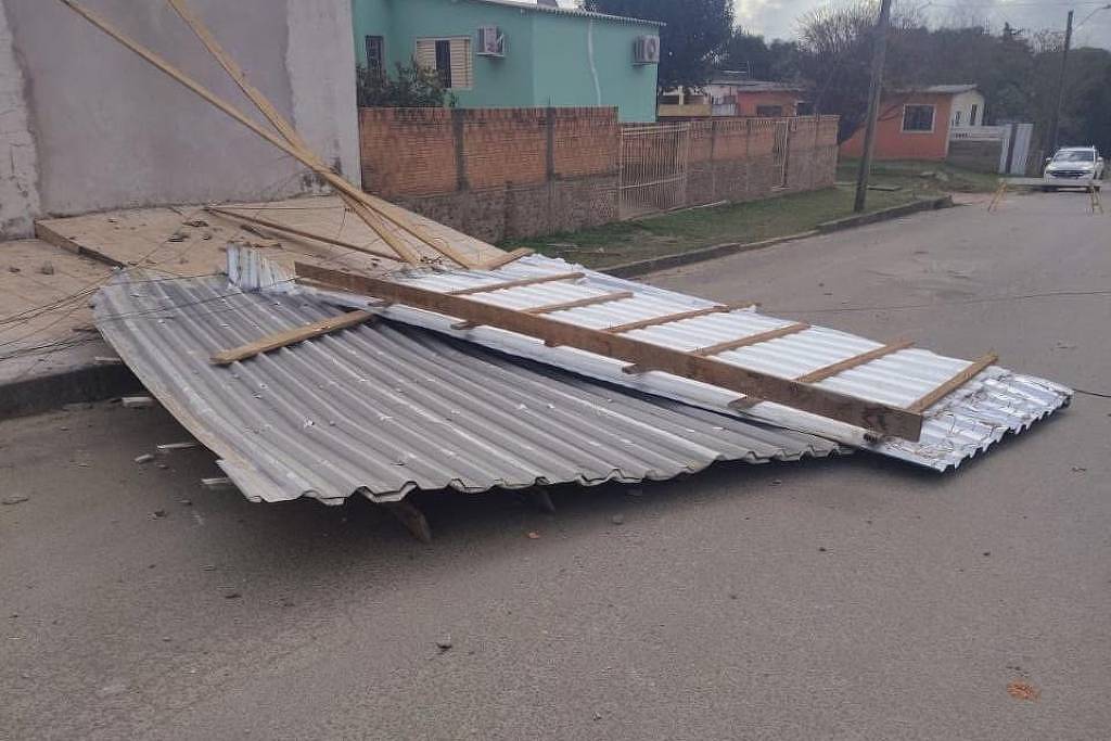 No RS, ventos causam estragos em 18 cidades, com danos em telhados e quedas de �rvores
