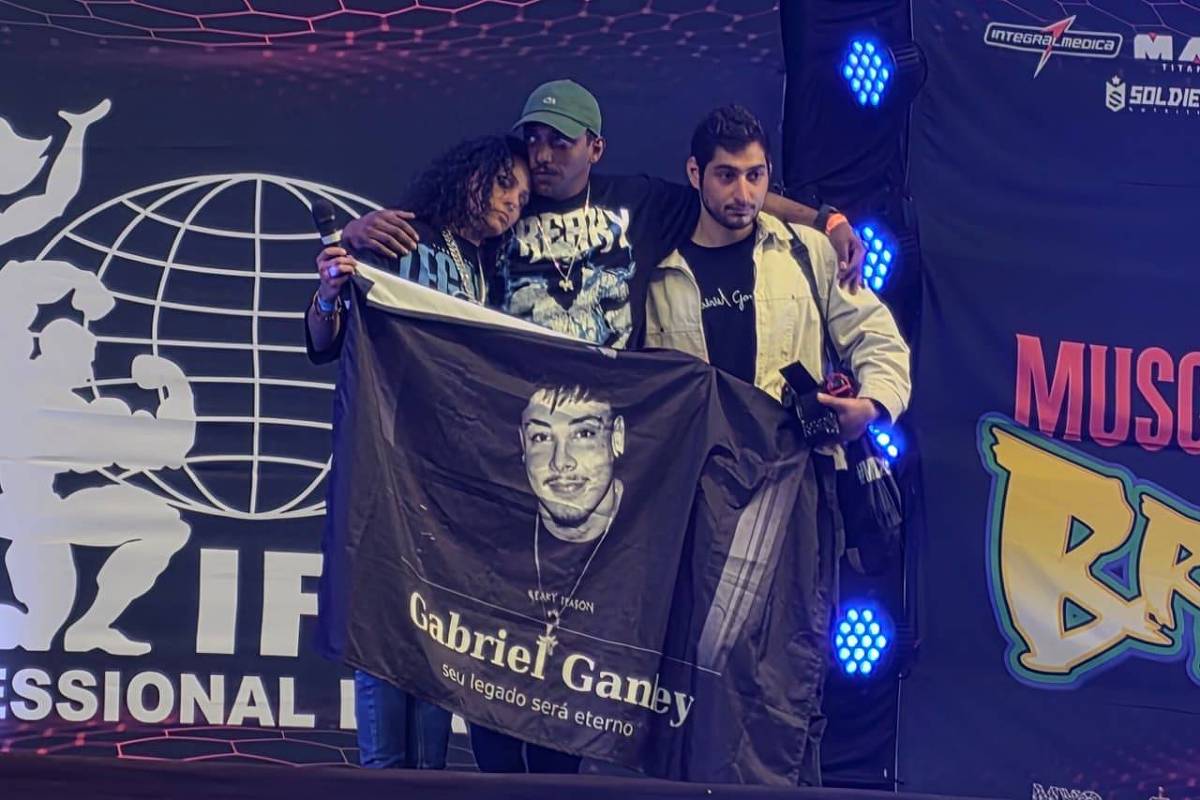 M�e de Gabriel Ganley presta homenagem ao filho: 'Seguiremos firmes por voc�'