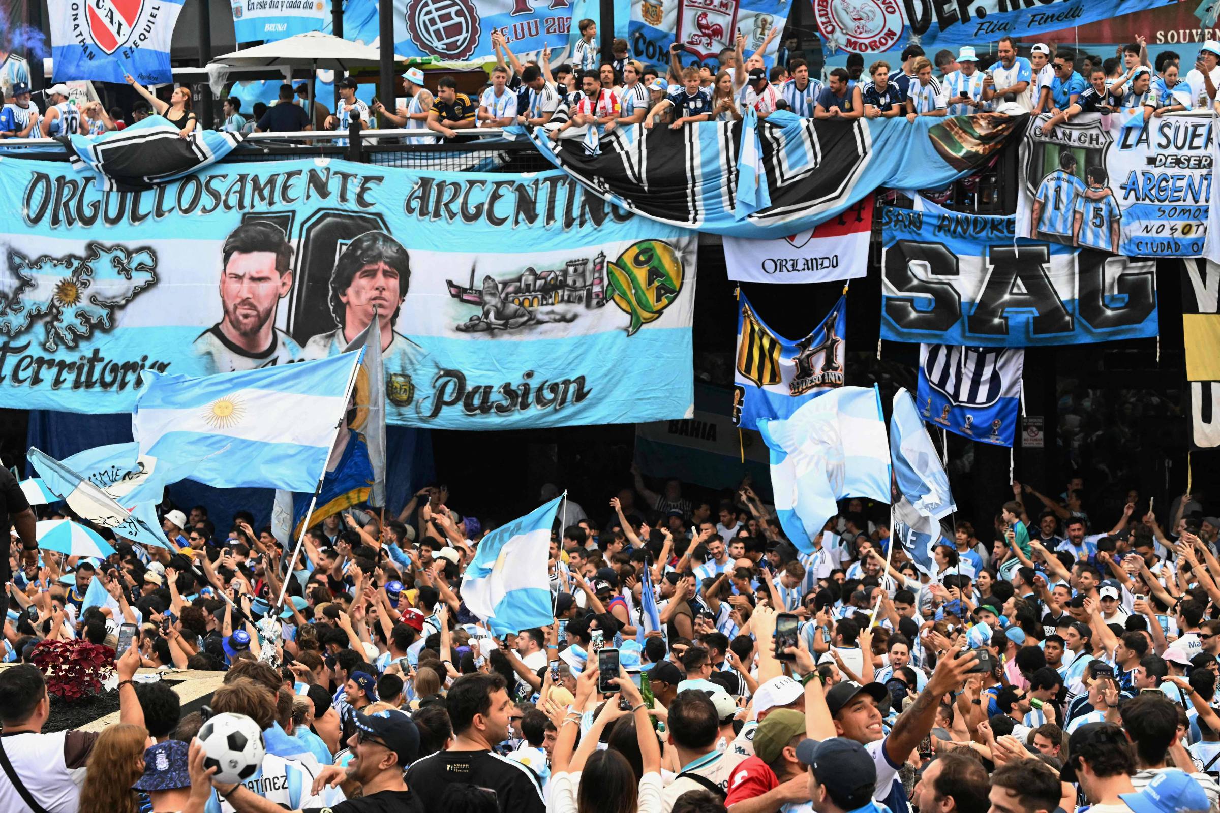 'Messi poderia condenar o racismo em seu pa�s', diz leitor sobre torcida argentina