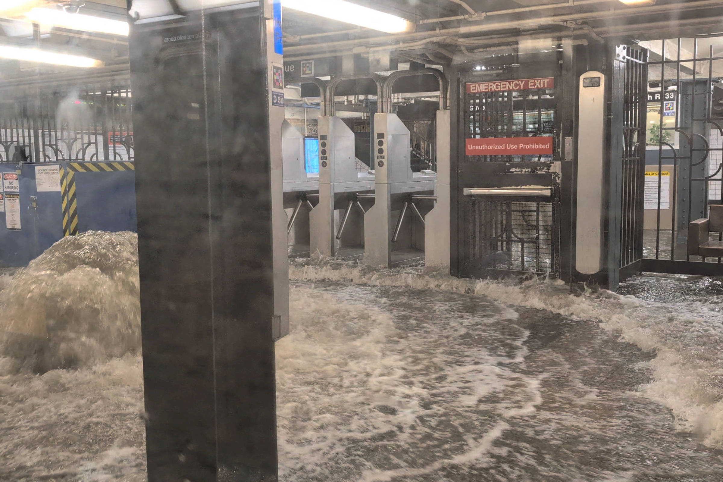 Tempestade provoca enchentes e deixa ve�culos ilhados em Nova York