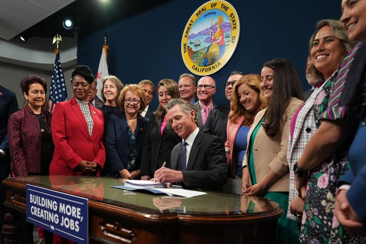 Newsom firma la ley SB 1434 que impacta en la lotería y cambia las reglas para cobrar los premios en California