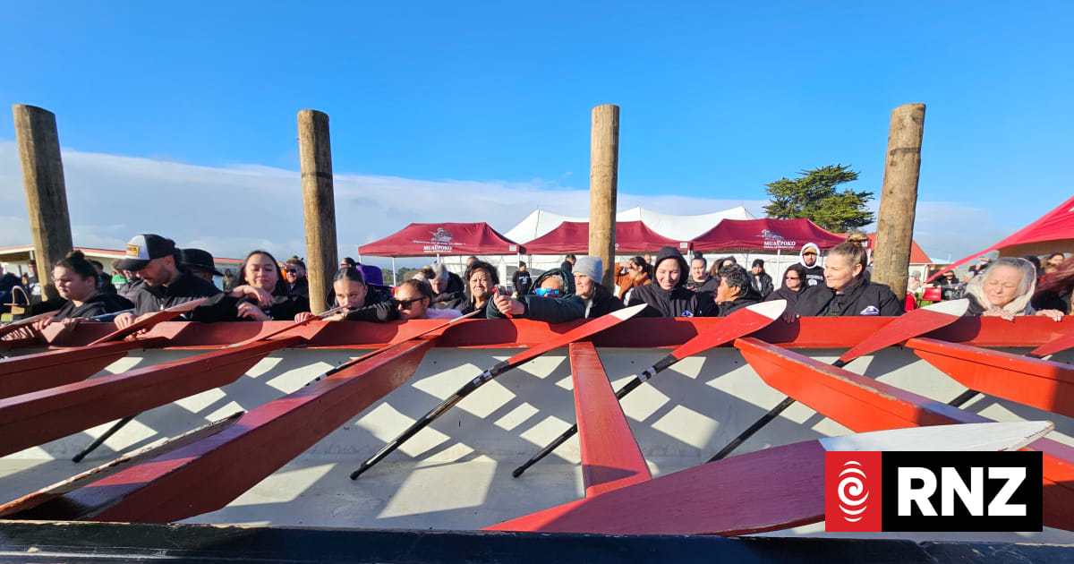 Kurahaupō waka returned to the shores of Lake Horowhenua