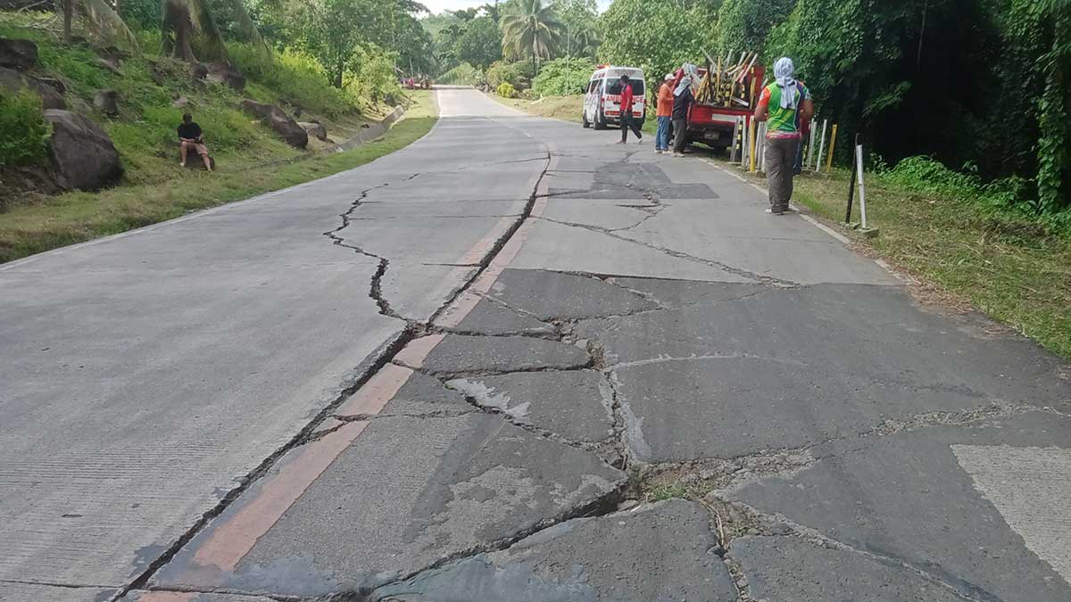 Bukidnon road cracks prompt motorist safety alert