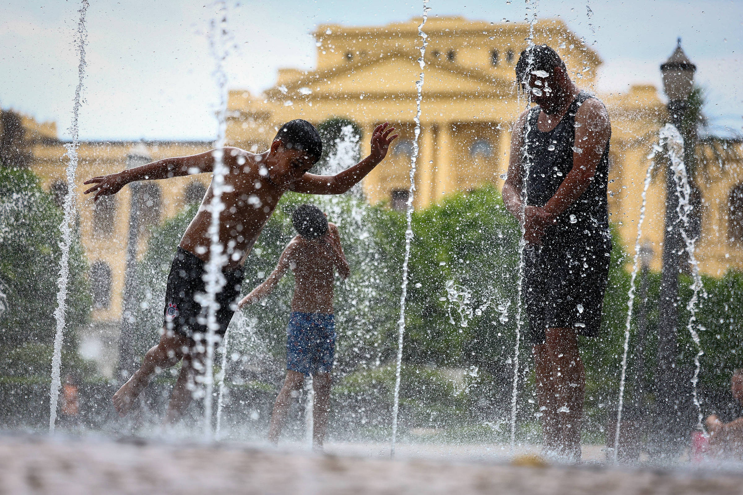 SP ter� domingo de sol e calor, e m�xima chega a 26�C; veja previs�o