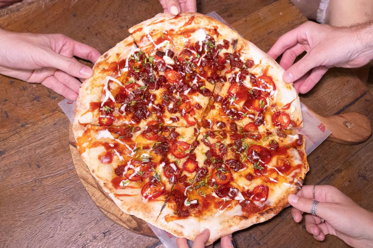 Promociones para salir el Día del Amigo: 2x1 en tragos, karaoke sin cargo, descuentos de 35% en sushi y 25% en pizza