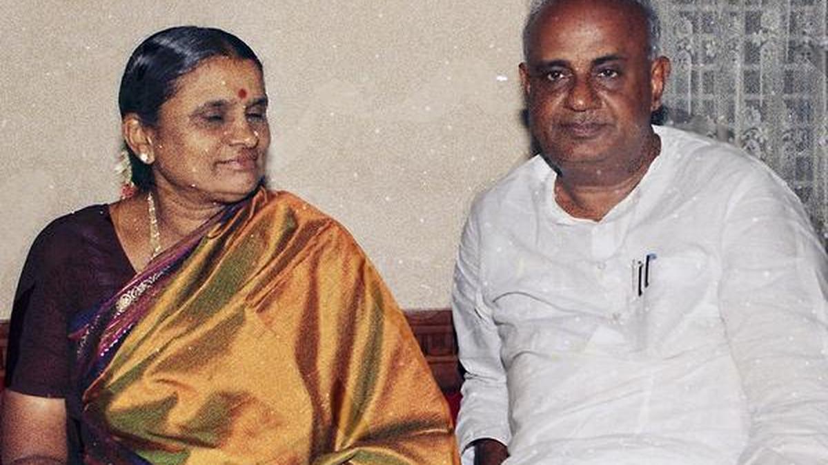Hundreds of people pay last respects to Chennamma on the way to Holenarasipur