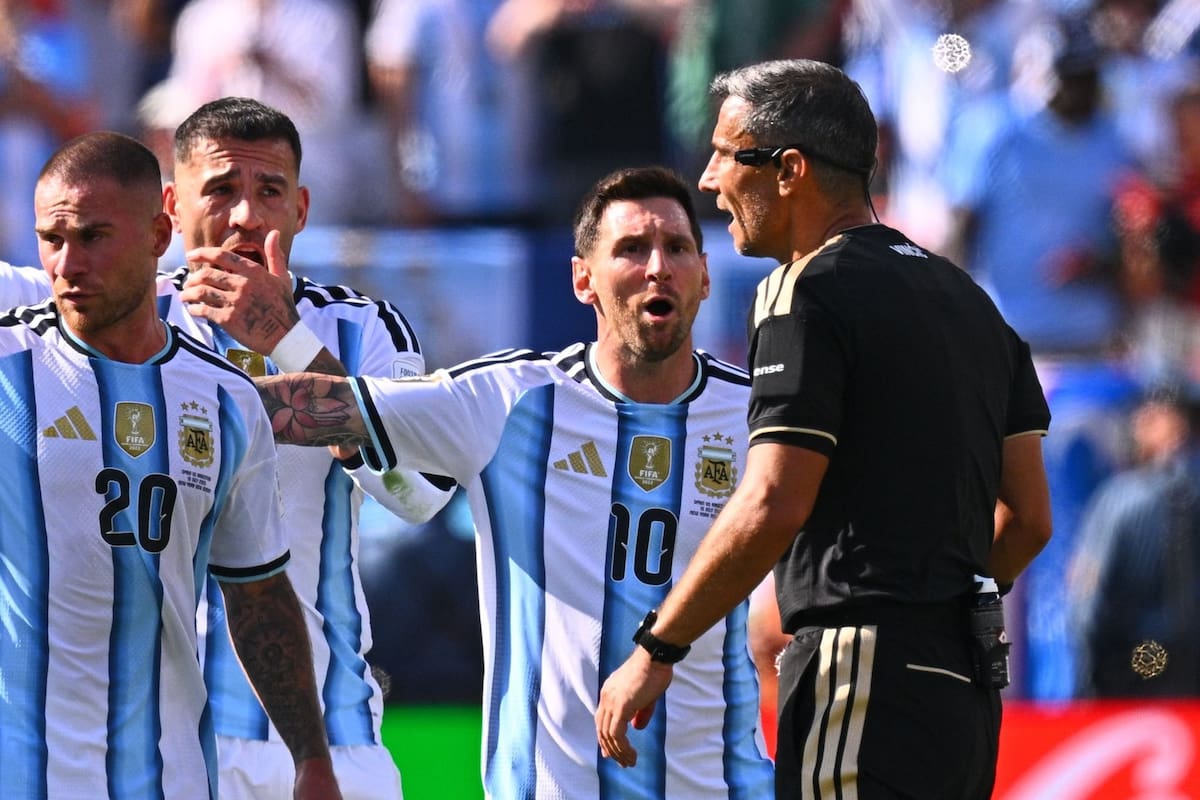 El pedido de tarjeta roja que Lionel Messi le hizo al árbitro por Marc Cucurella