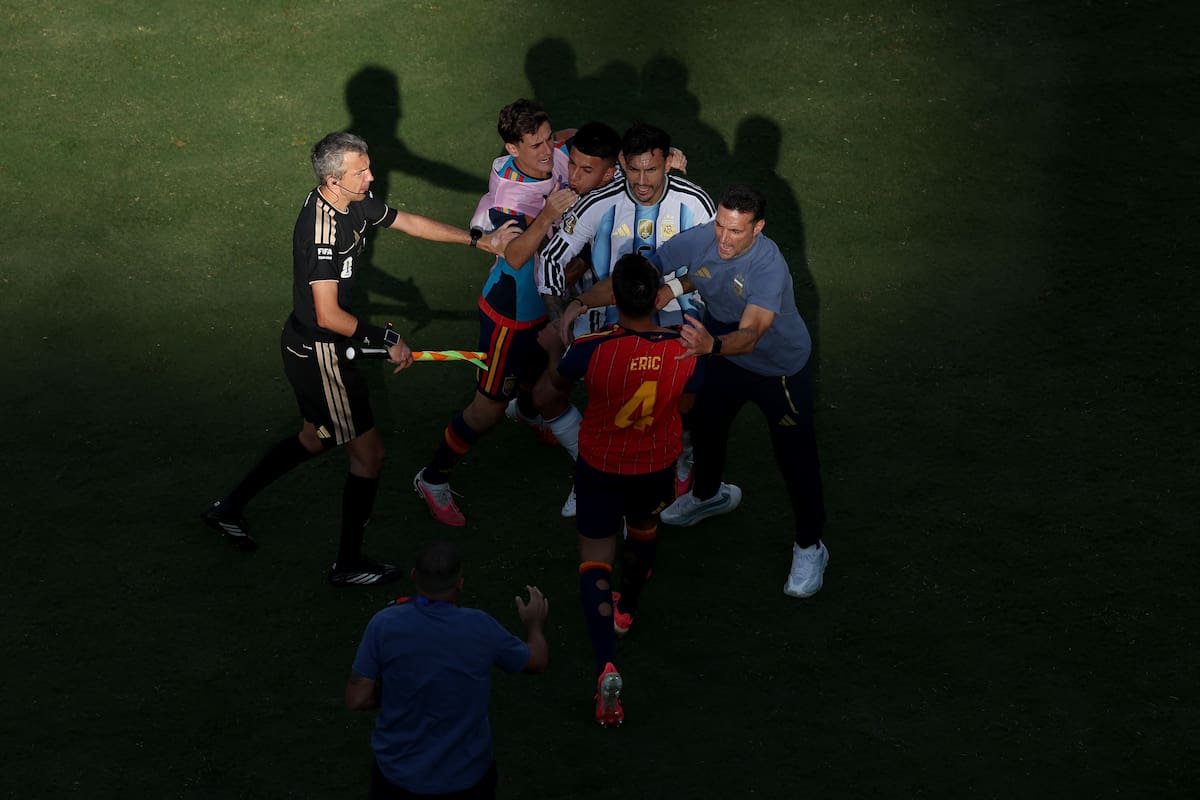 Empujones, cruces y golpes entre jugadores de España y la Argentina después de la final del Mundial