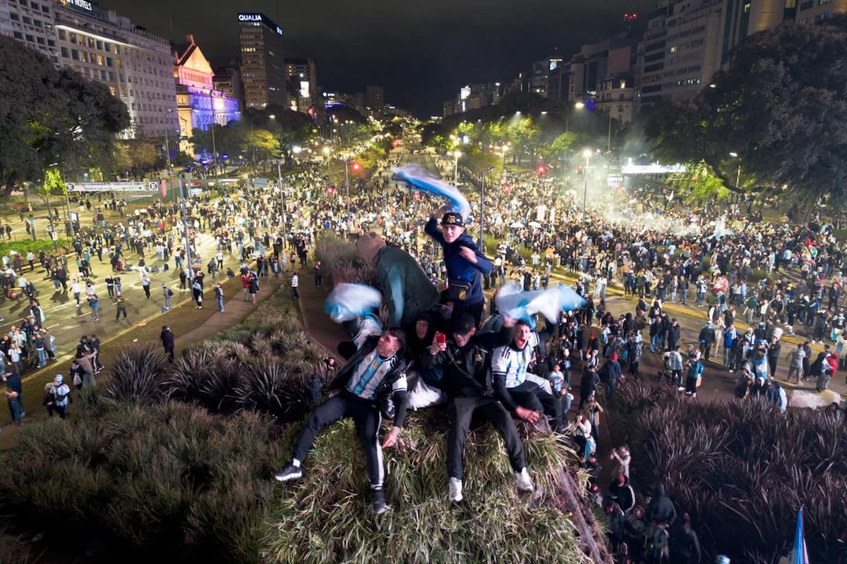 En la ciudad igual se festeja: con epicentro en el Obelisco y algo menos en los barrios, la gente agradece a la selección