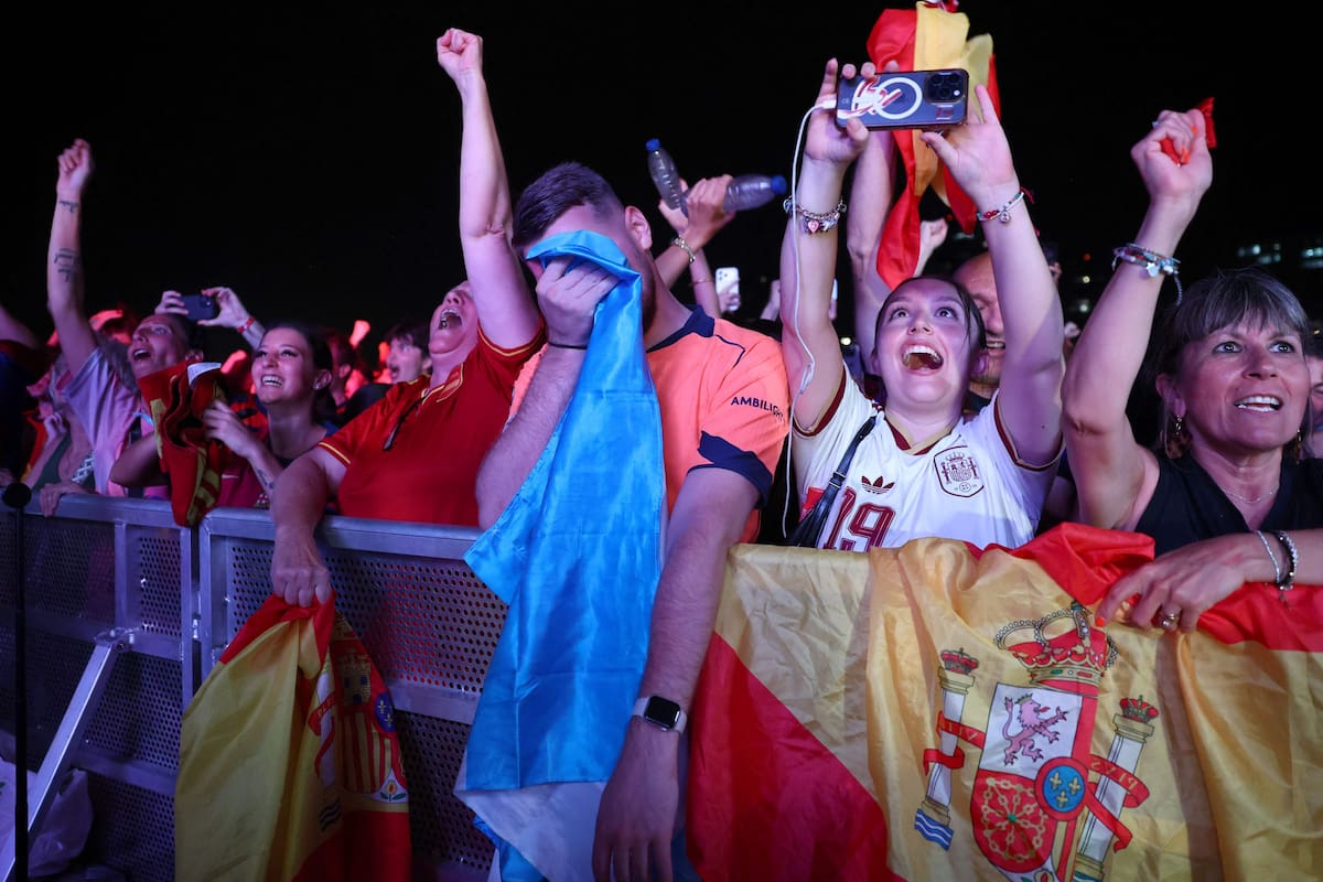 Calles vacías y 30.000 personas frente a una pantalla gigante, el preludio en Barcelona de una fiesta hasta la madrugada