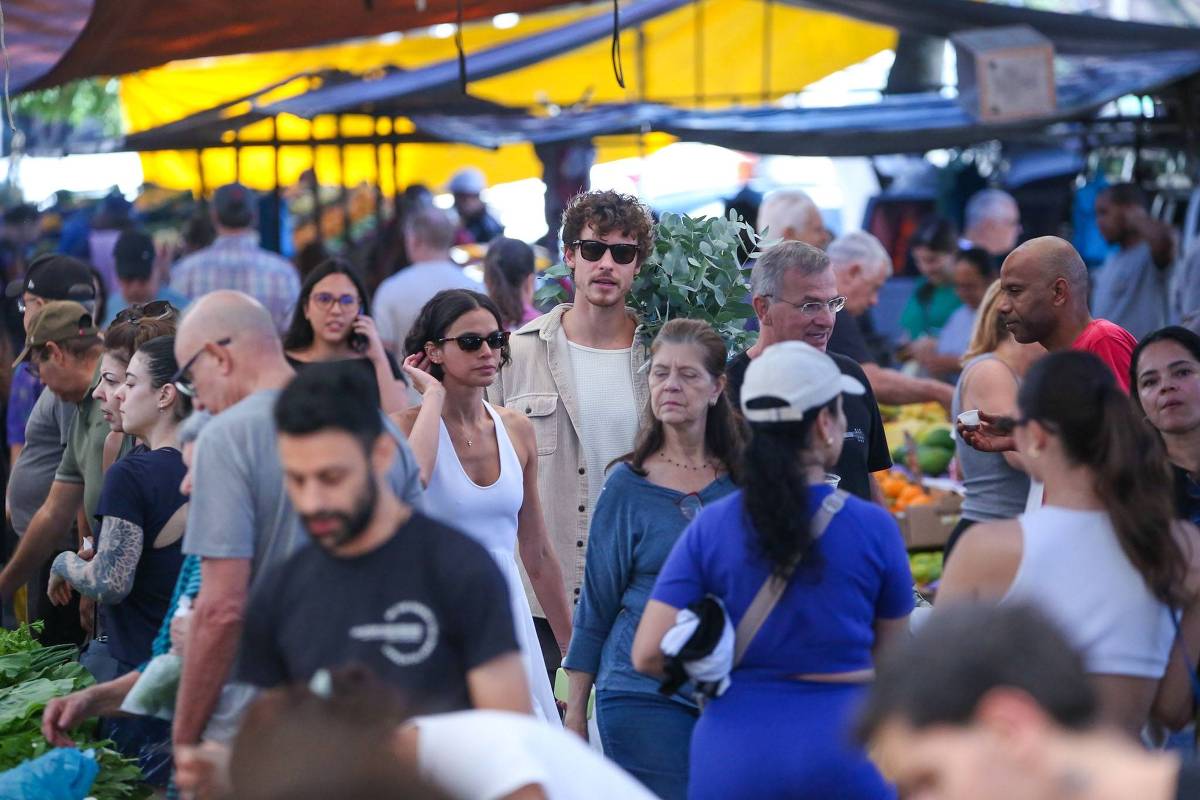 No Rio de Janeiro, Shawn Mendes vai � feira com Bruna Marquezine e os sogros