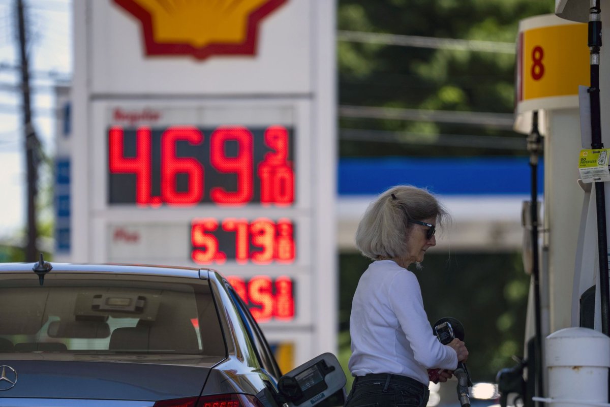 Average gas price hits $4 again in U.S. as Iran war intensifies