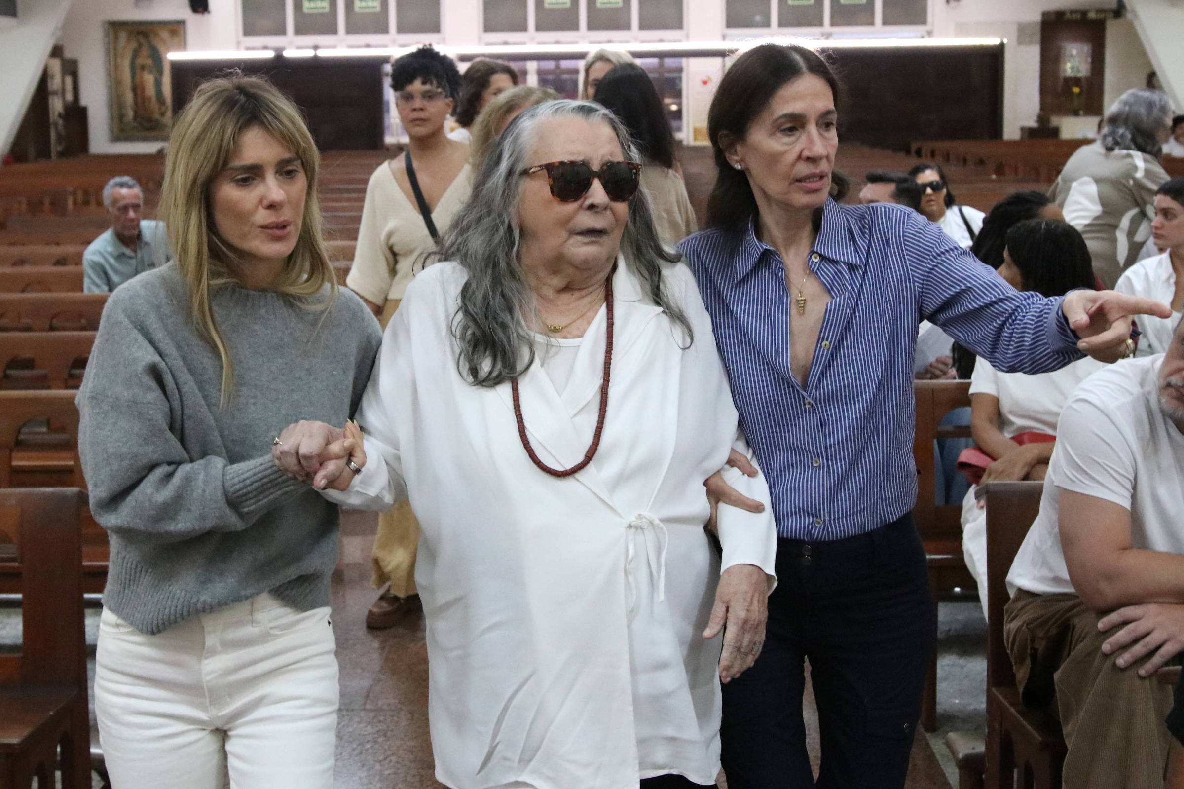 Amigos e familiares se emocionam na missa de um ano de morte de Preta Gil
