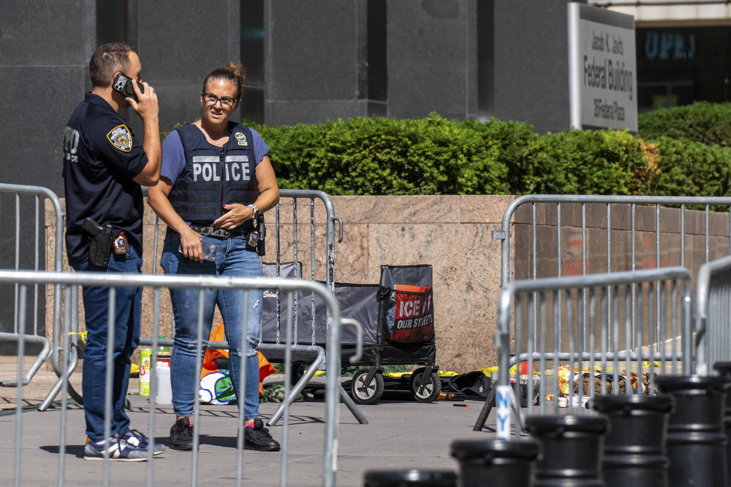 Homem � preso ap�s tentar explodir edif�cio do ICE em Nova York
